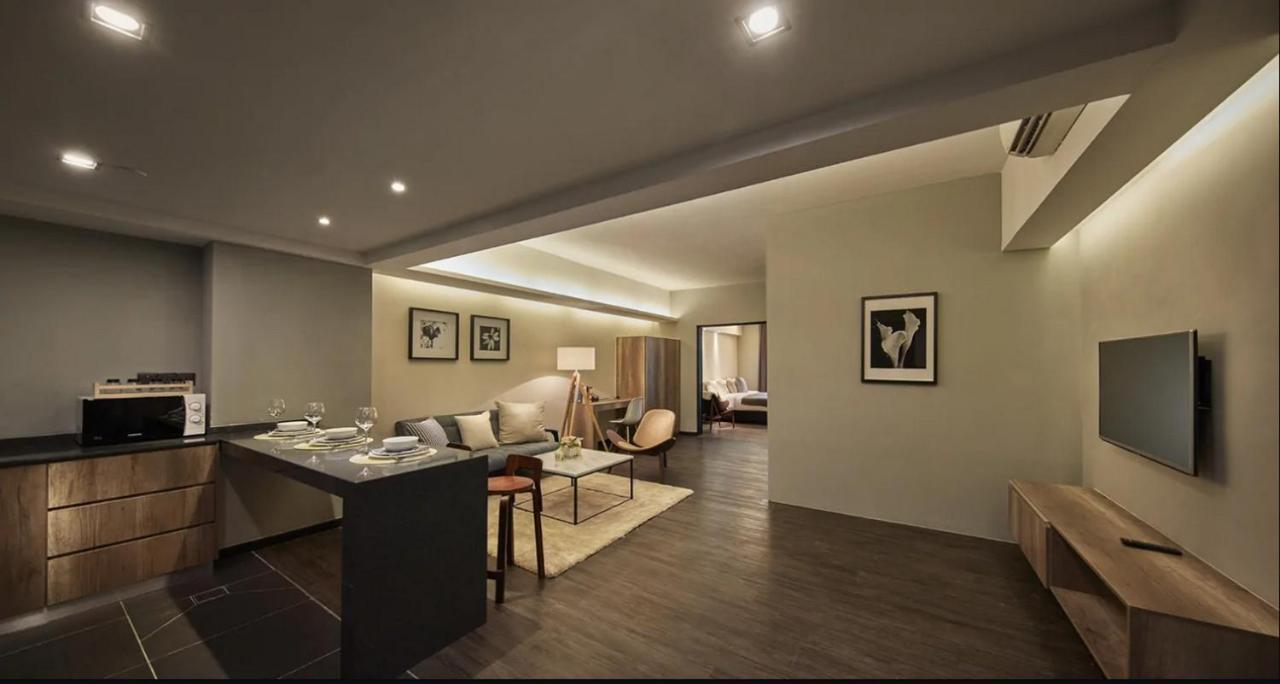 Tropics Eight Suites George Town Esterno foto