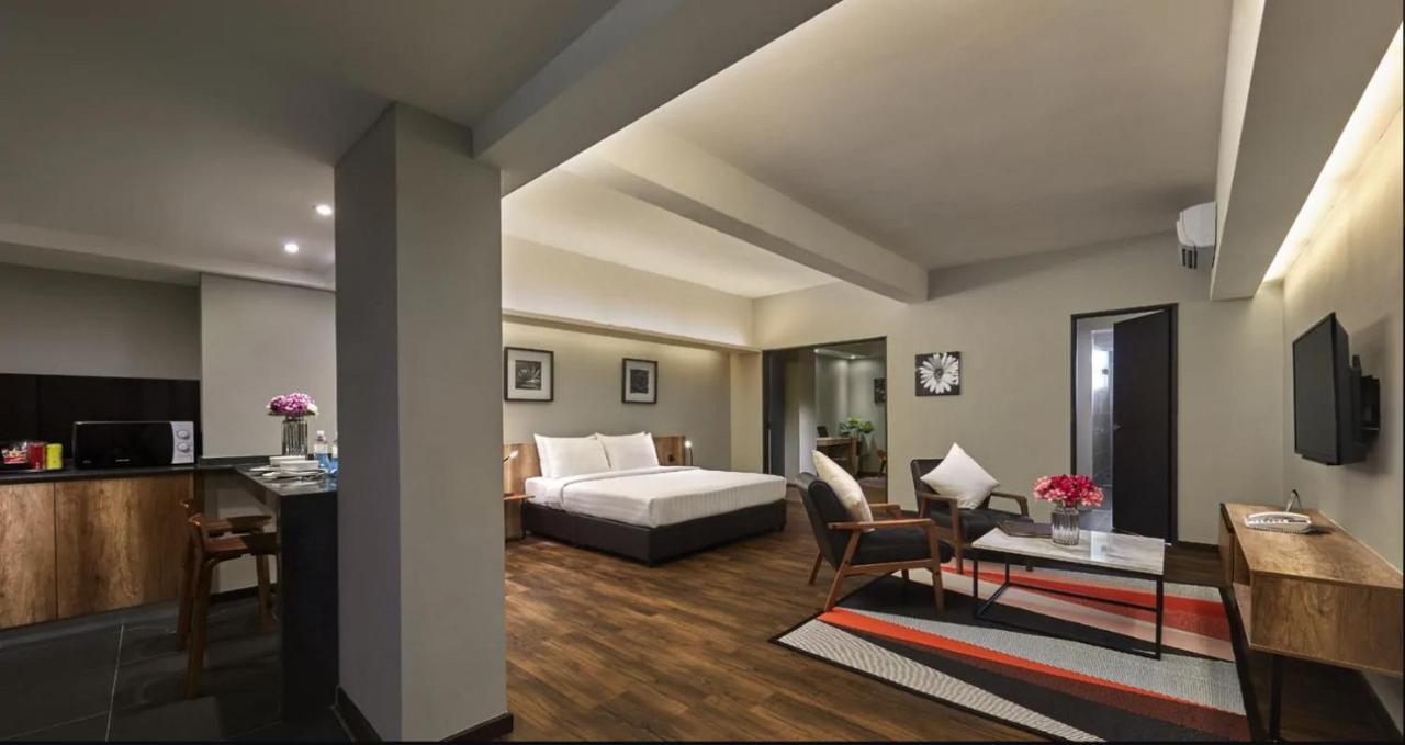 Tropics Eight Suites George Town Esterno foto