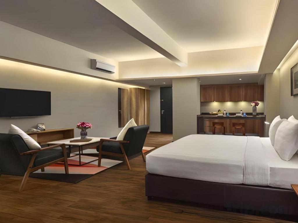 Tropics Eight Suites George Town Esterno foto