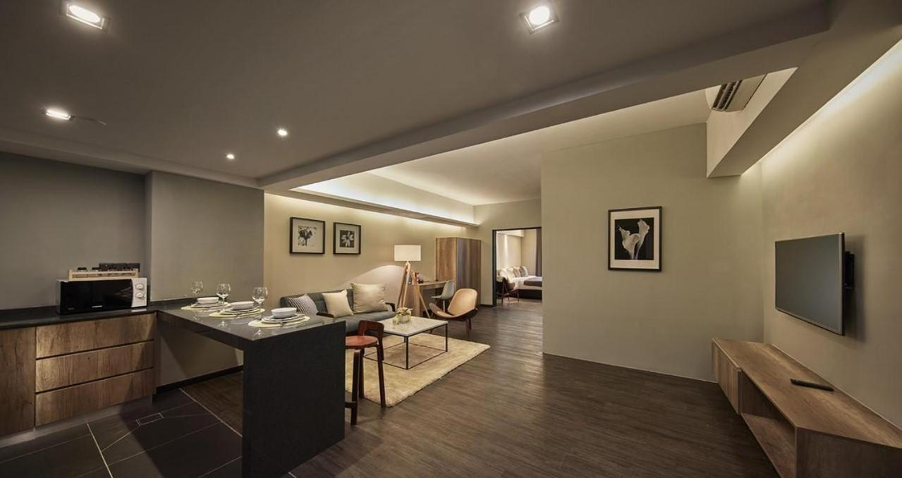 Tropics Eight Suites George Town Esterno foto
