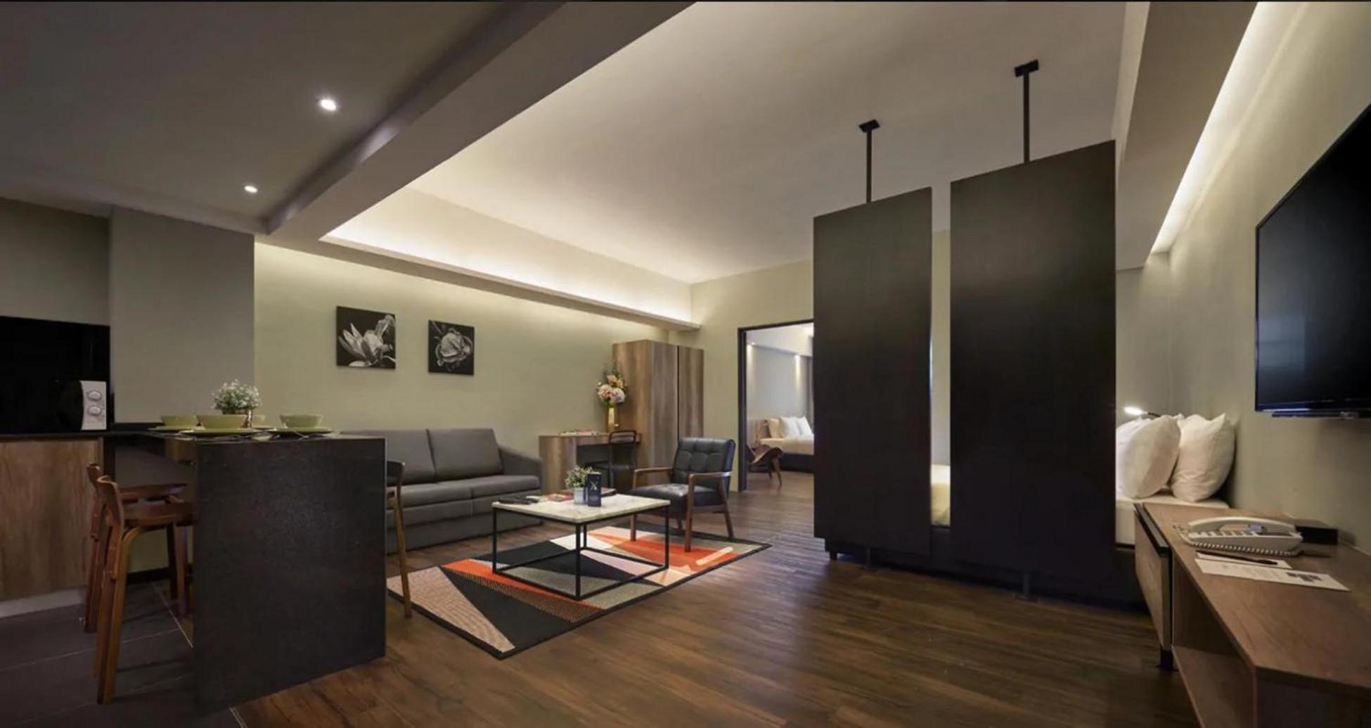 Tropics Eight Suites George Town Esterno foto