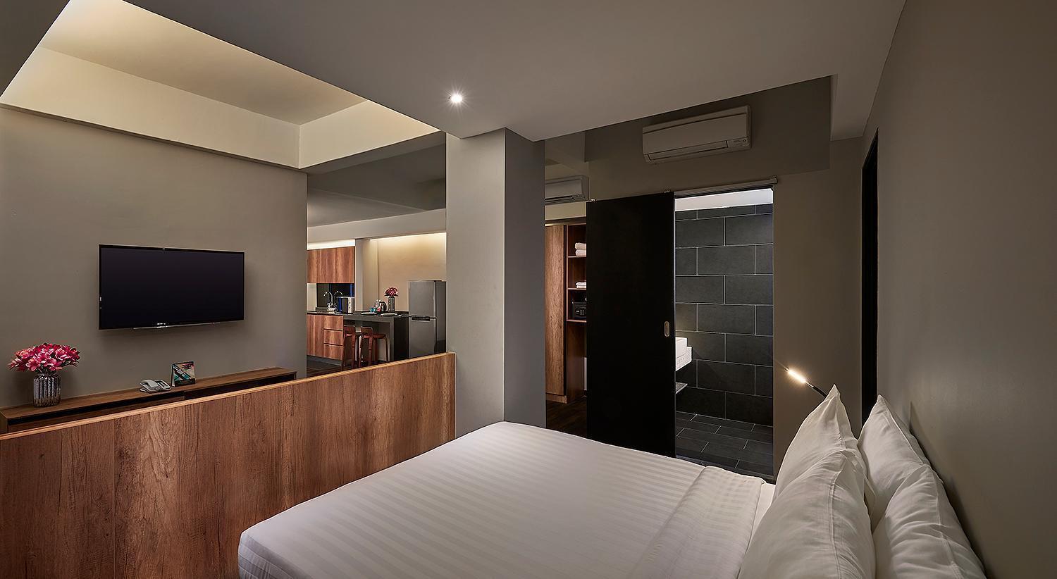 Tropics Eight Suites George Town Esterno foto