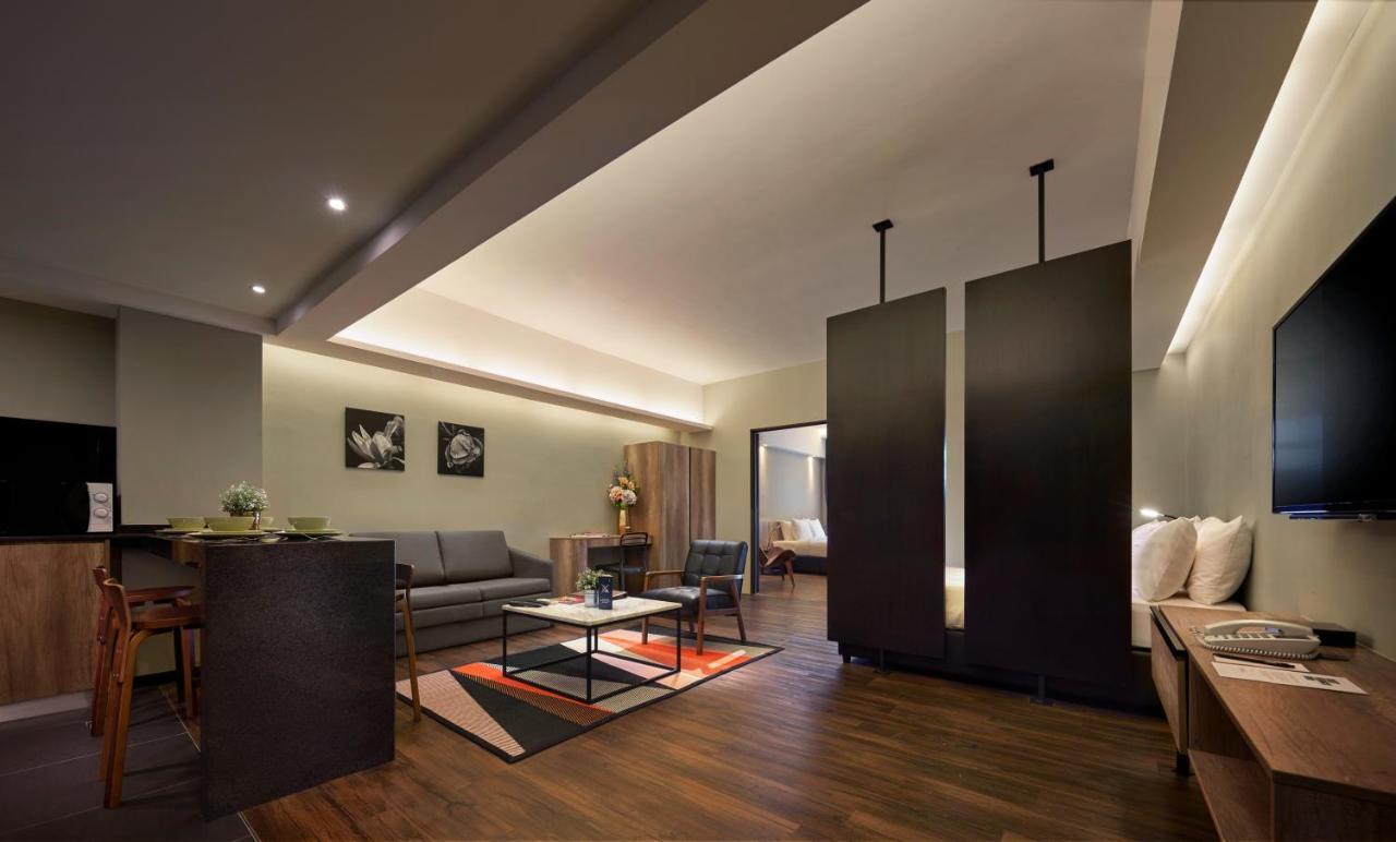 Tropics Eight Suites George Town Esterno foto